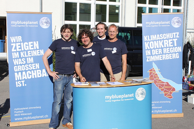 Stand blau draussen gruppe myblueplanet