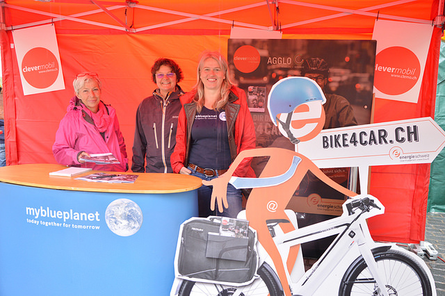 Bike4car stand orange draussen fahrrad blauer Helm