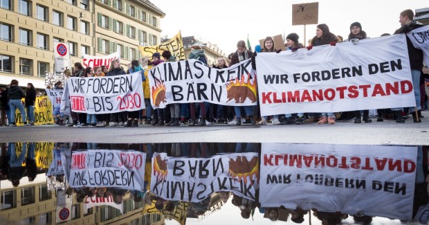 Klimastreik Bern jugend mit Schilder und banner