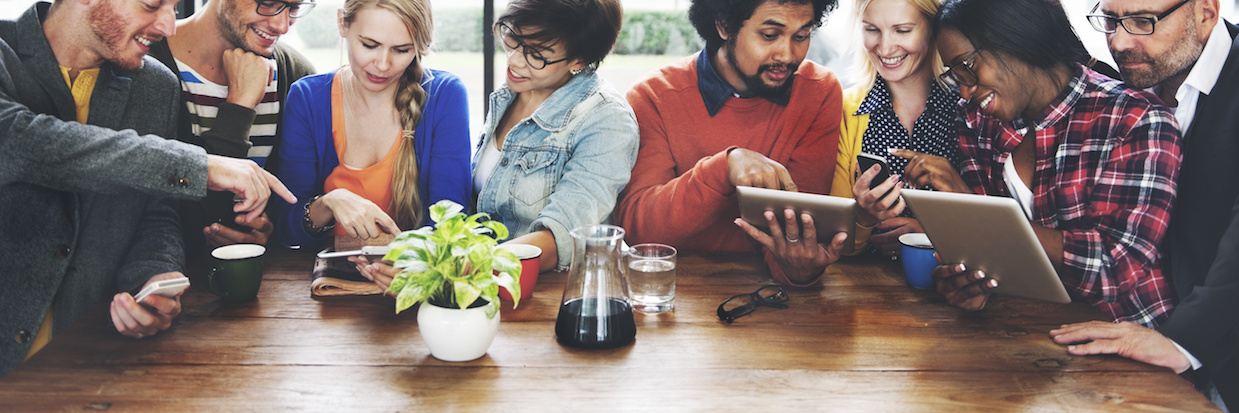 Personen am Tisch besprechen Tablet Digital Diversität Holztisch Team Pflanze rustikal Freude Adobe hell