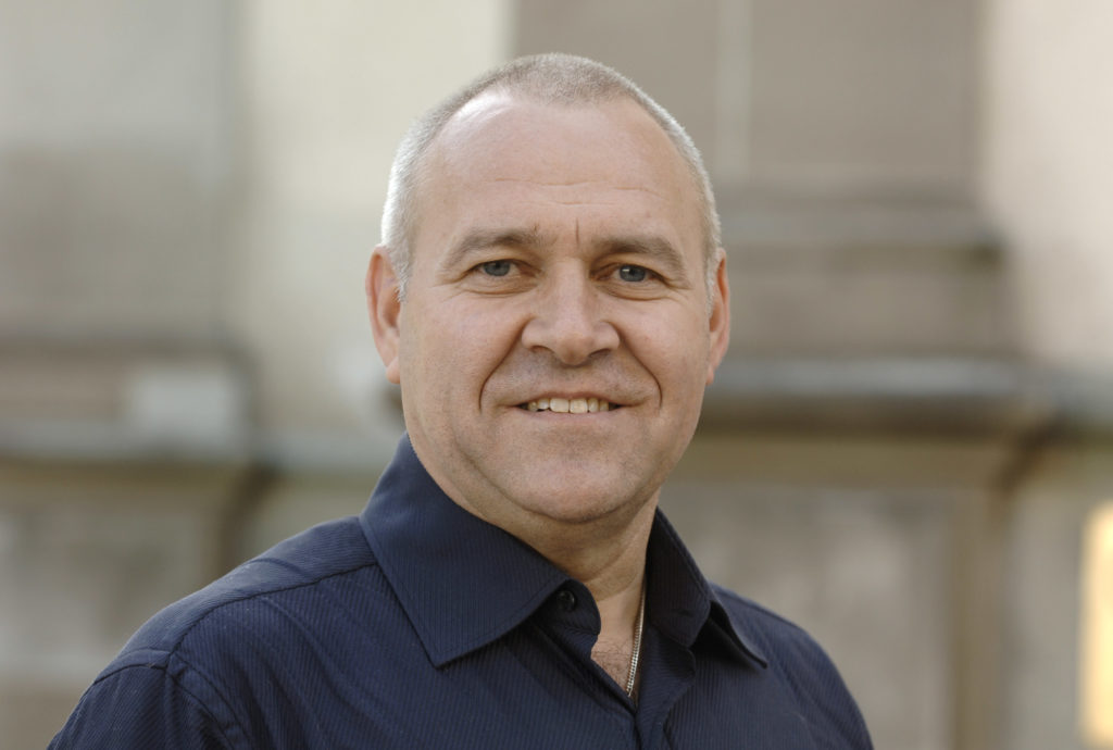 Portrait Bosco Büeler Hintergrund Stadt