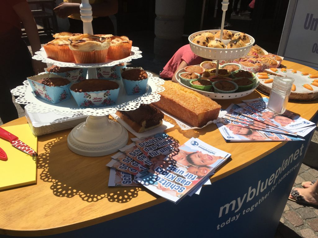 MYBLUEPLANET Stand Kuchen Verkauf blau sonnig