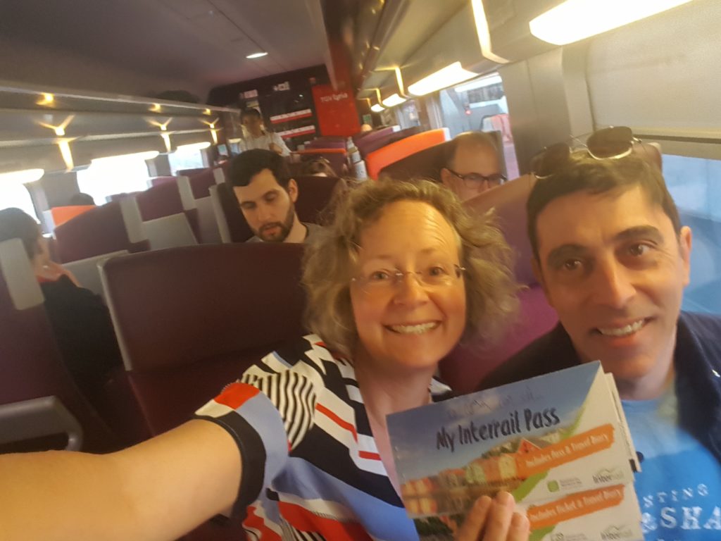 Zug My Interrail Pass zwei Personen schaune in Kamer Selfie