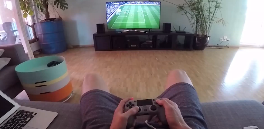 Person spielt Videospiel game Wohnzimmer Laptop Fussball zocken