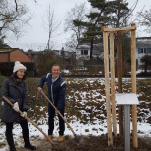 Mybluetree klein Daniel Lüscher und Frau Schaufel draussen Schnee