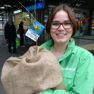 Mybluetree Event Frau Greenpeace Jacke zeigt Setzling