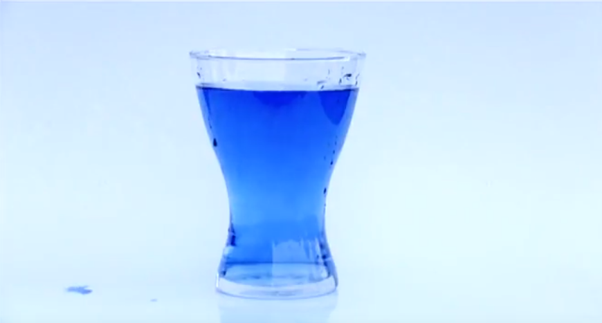 Glas blaue Flüssigkeit blauer Hitnergrund
