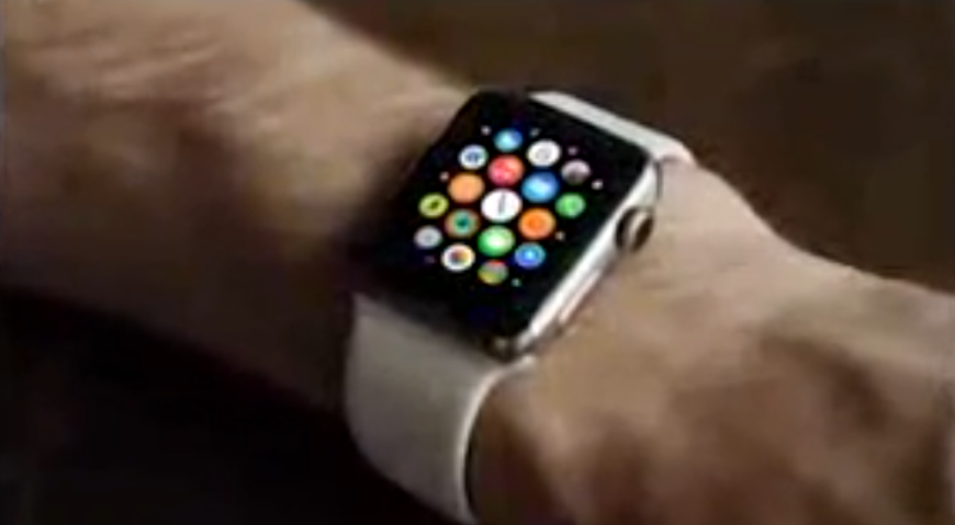 Smart Watch an Handgelenk mit Apps Kreise unscharf