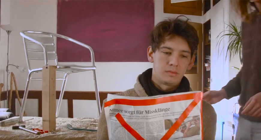 Mann liest Zeitung Klebeband Orange Zimmer