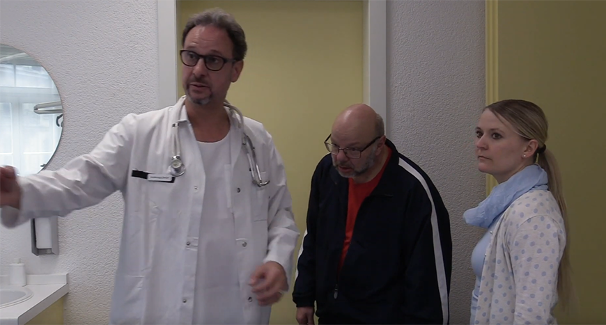 Arzt Patienten zeigen Sprechzimmer