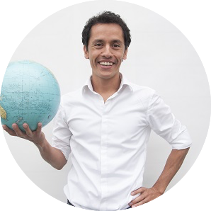Team MYBLUEPLANET Juan hält Planet weisser Hintergrund