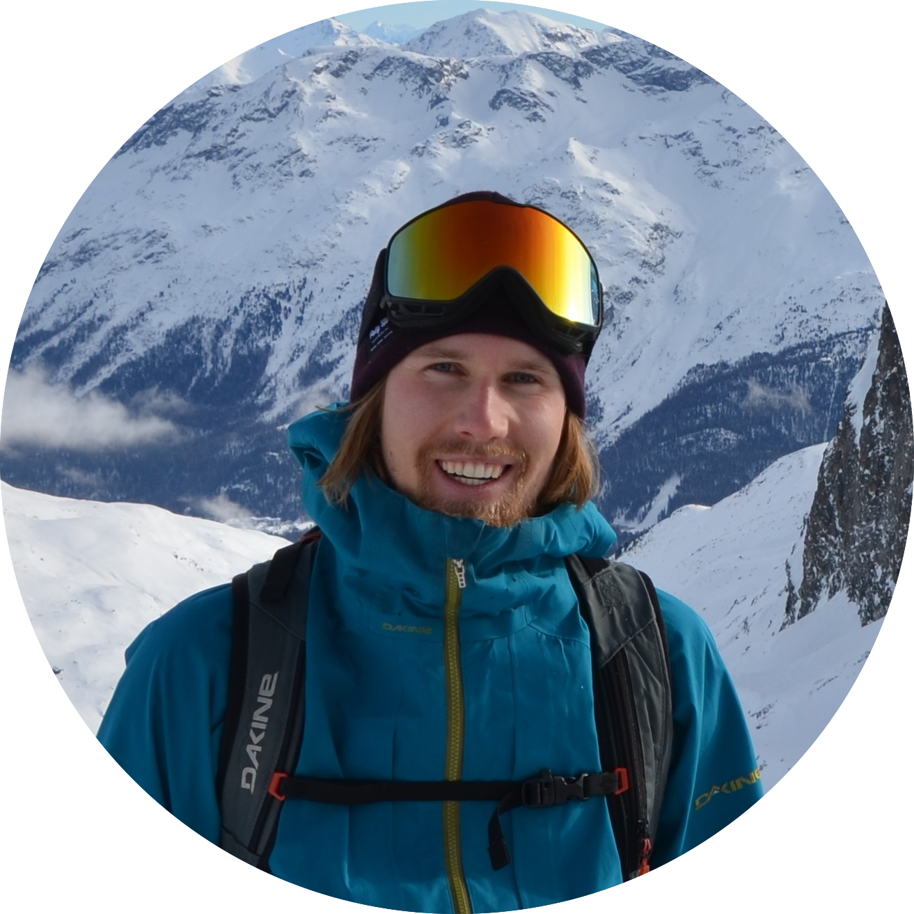 Portrait Tim Frey rund Hintergrund Berge Schnee Skibrille