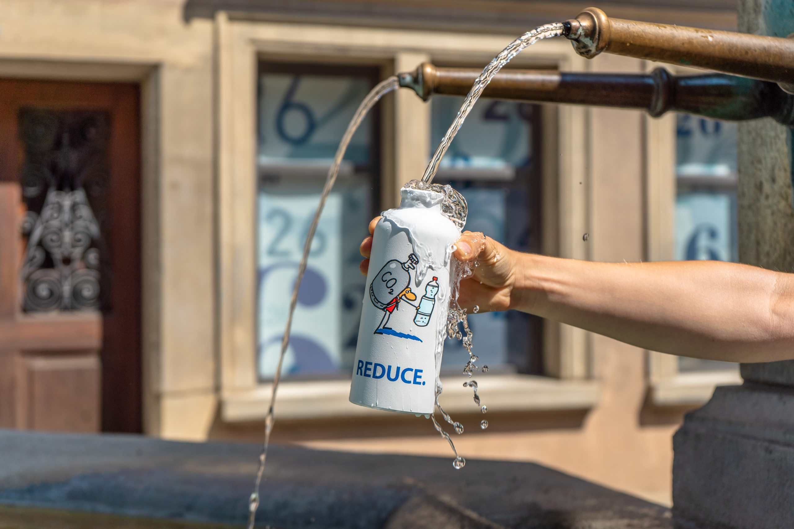 MYBLUEPLANET Brunnen Wasser Reduce Person füllt Flasche