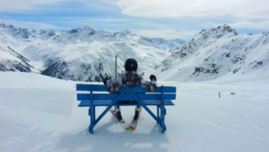 Ski Bank blau sitzen schnee Berge