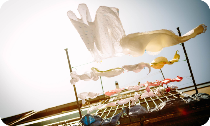Wäsche aufgehängt draussen Luft Sonne Balkon abgerundeter Rahmen