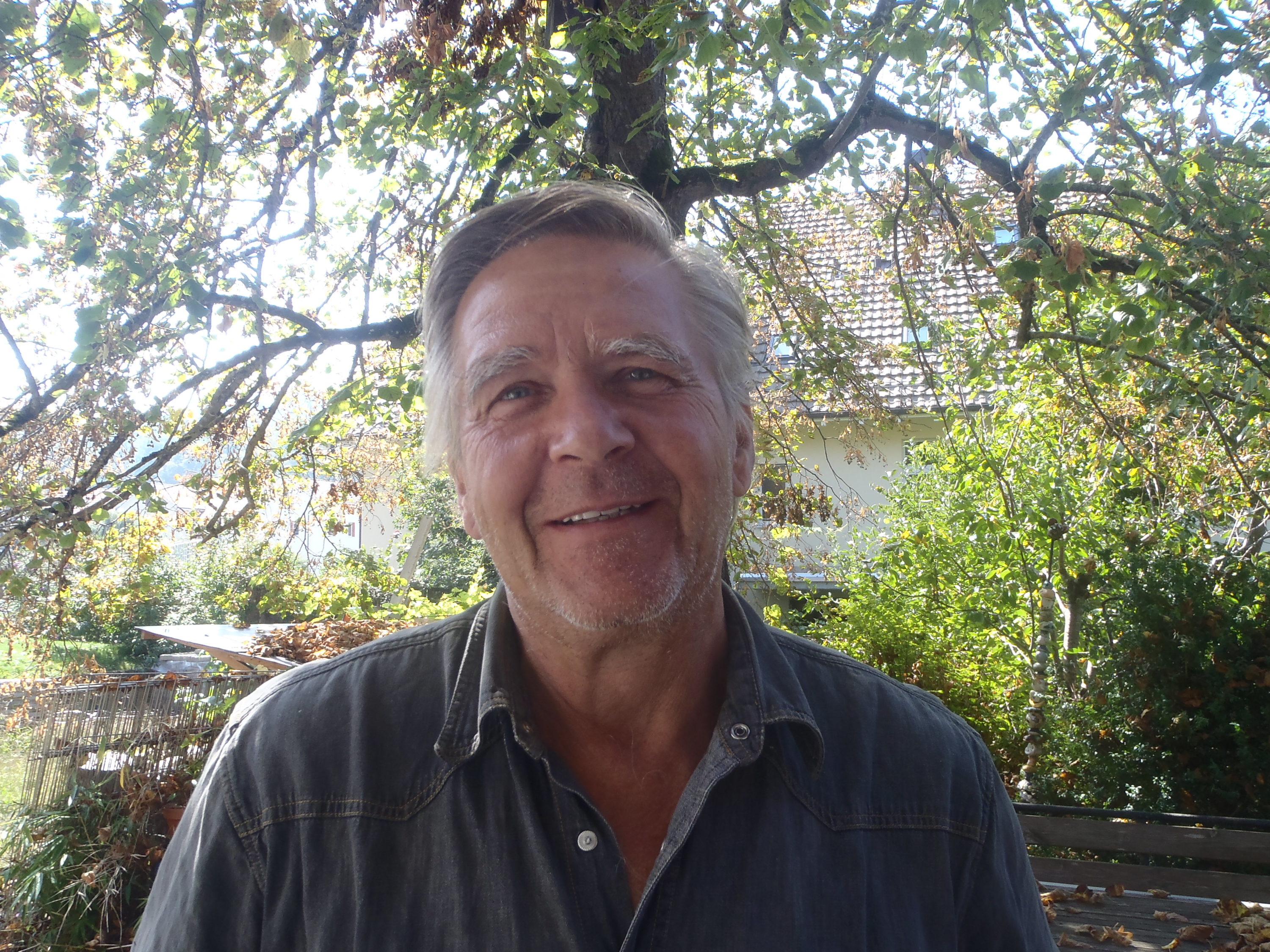 Portrait Christian Troesch Hintergrund Natur Baum