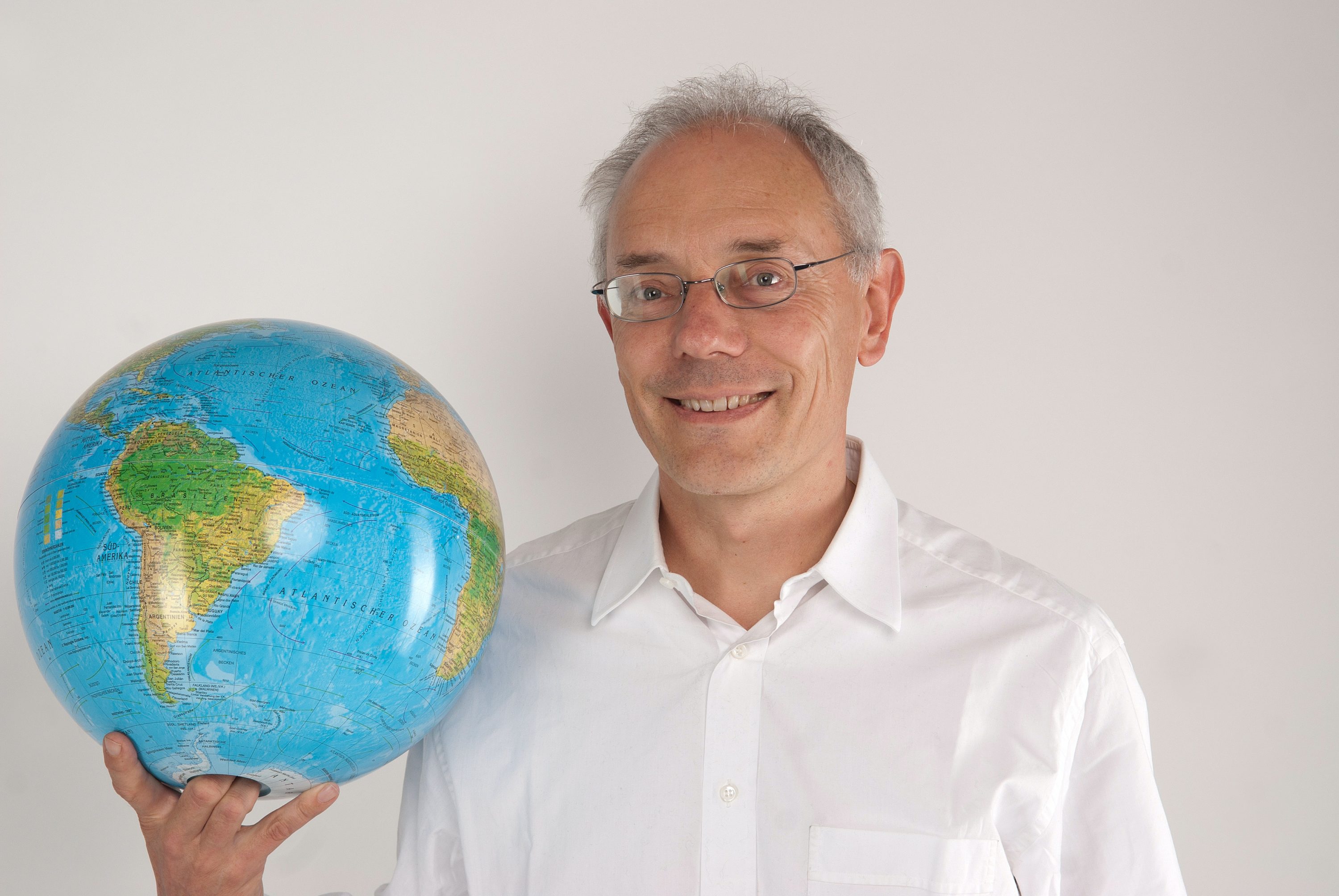 Team Myblueplanet Gilbert Tschäppät hält Planet weisser Hintergrund