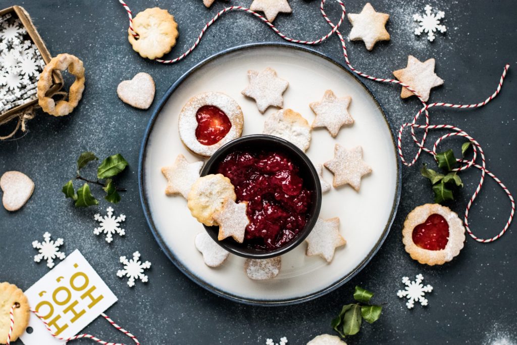 Weihnachten Kekse Güetzi Sterne Herz Schneeflocken Schnur Puderzucker Konfitüre Marmelade