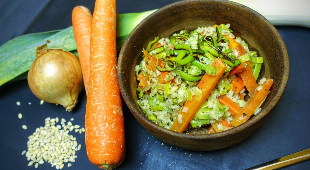 Rezept Gersten-Eintopf mit Wintergemüse Karotten Zwiebel Schale Suppe blaue Tischdecke
