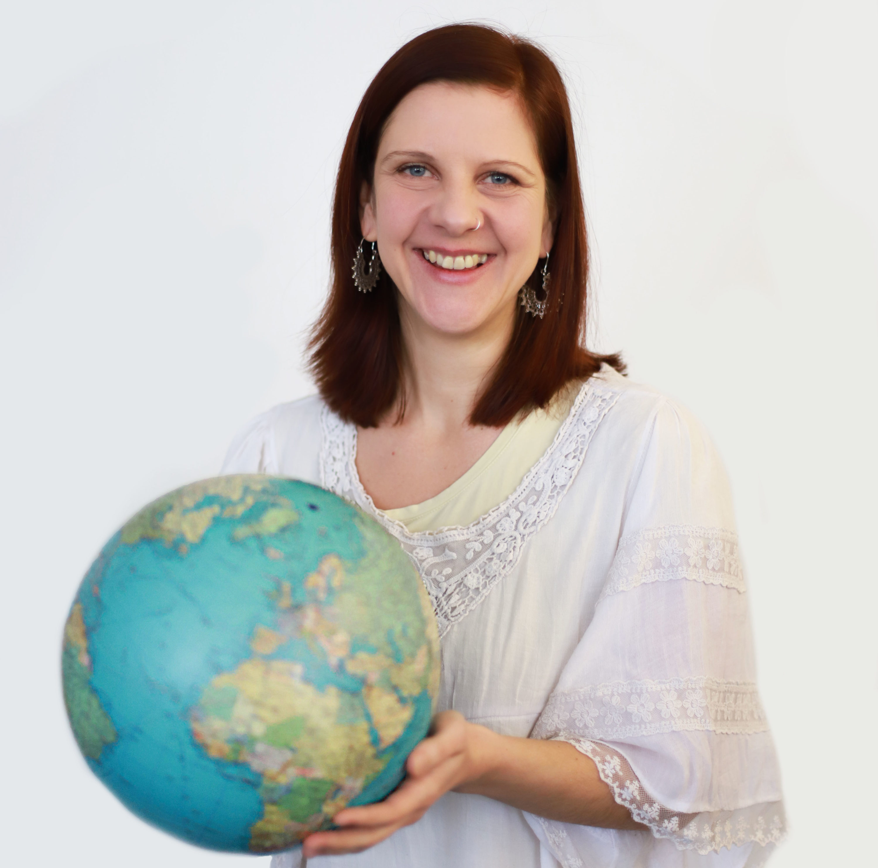 Team Myblueplanet Tina Köhler hält Planet weisser Hintergrund