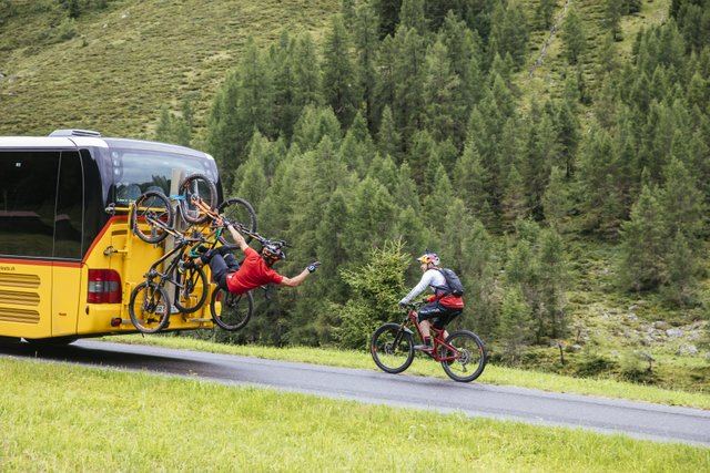 Fahrrad abenteuer Postauto Bäume Tal Alpen Wald