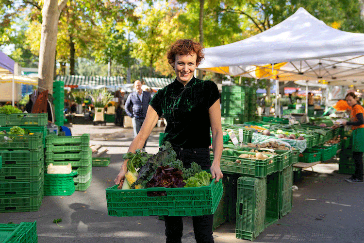 Portrait Person verkauft Gemüse Salat Markt