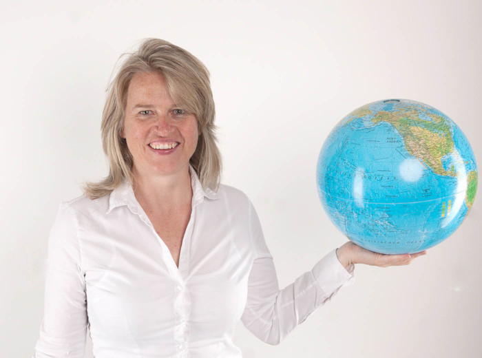 Team Myblueplanet Karin Witschi hält Planet weisser Hintergrund