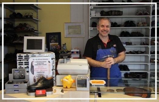 Upccycling Shop Verkäufer Stand Beratung diverse Sachen Waren blau Schürze