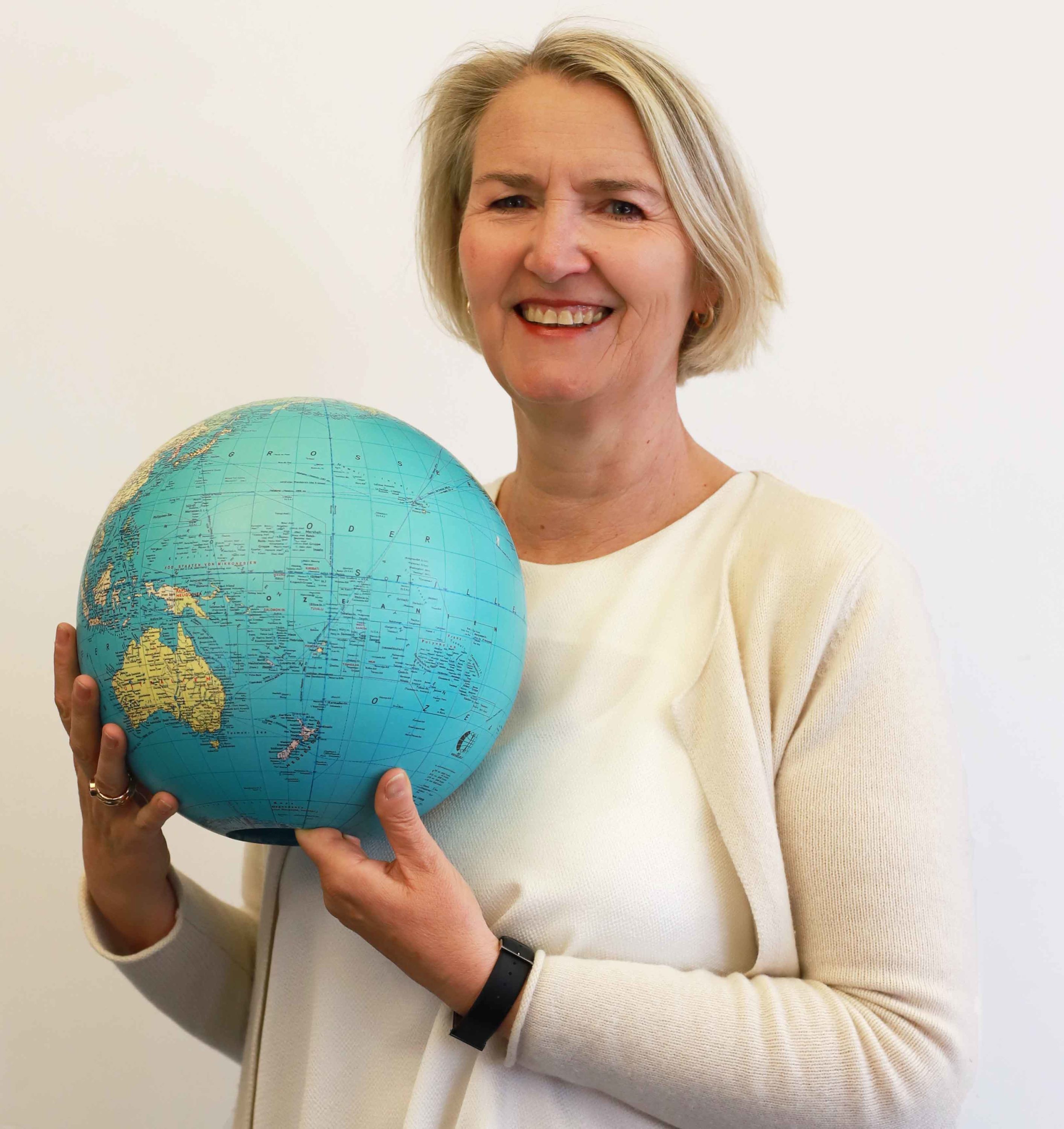 Team MYBLUEPLANET Christine Rennhard hält Planet weisser Hintergrund