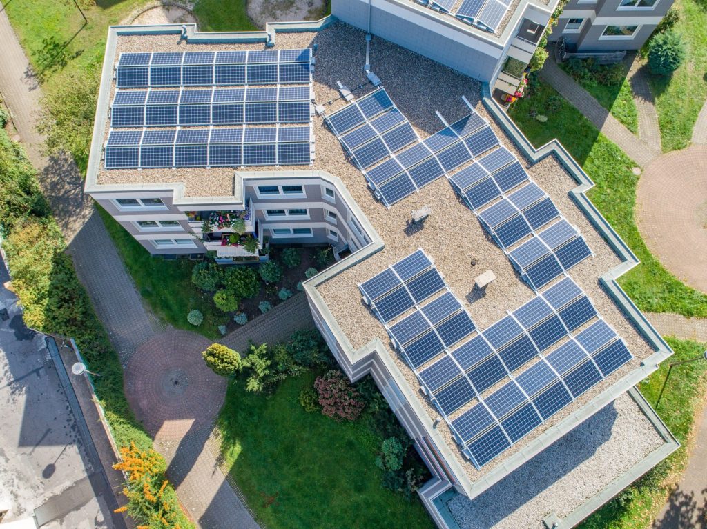Solaranlage auf Dach urban grün Mehrfachwohnungen