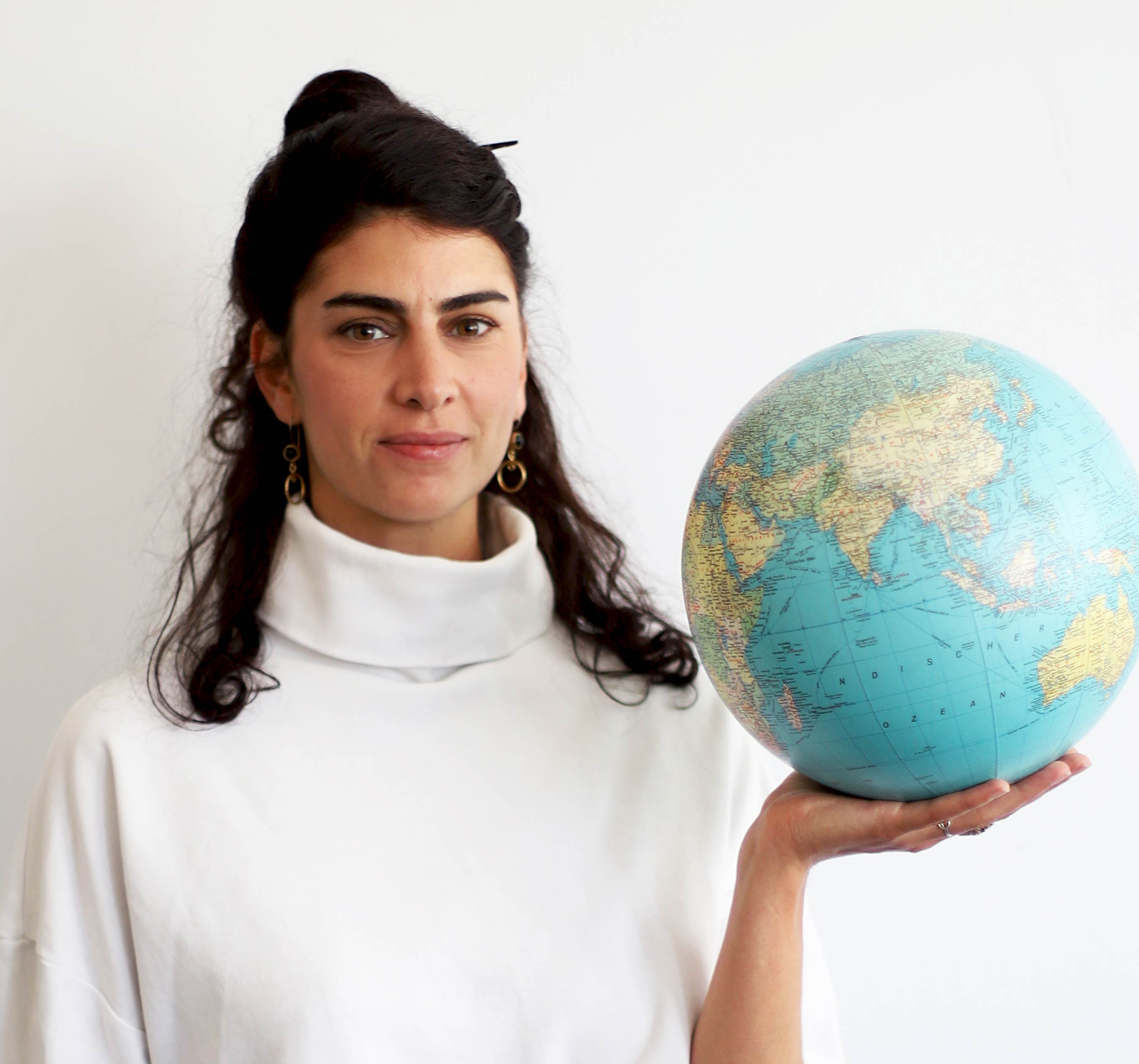 Team MYBLUEPLANET Angela Serratore hält Planet weisser Hintergrund
