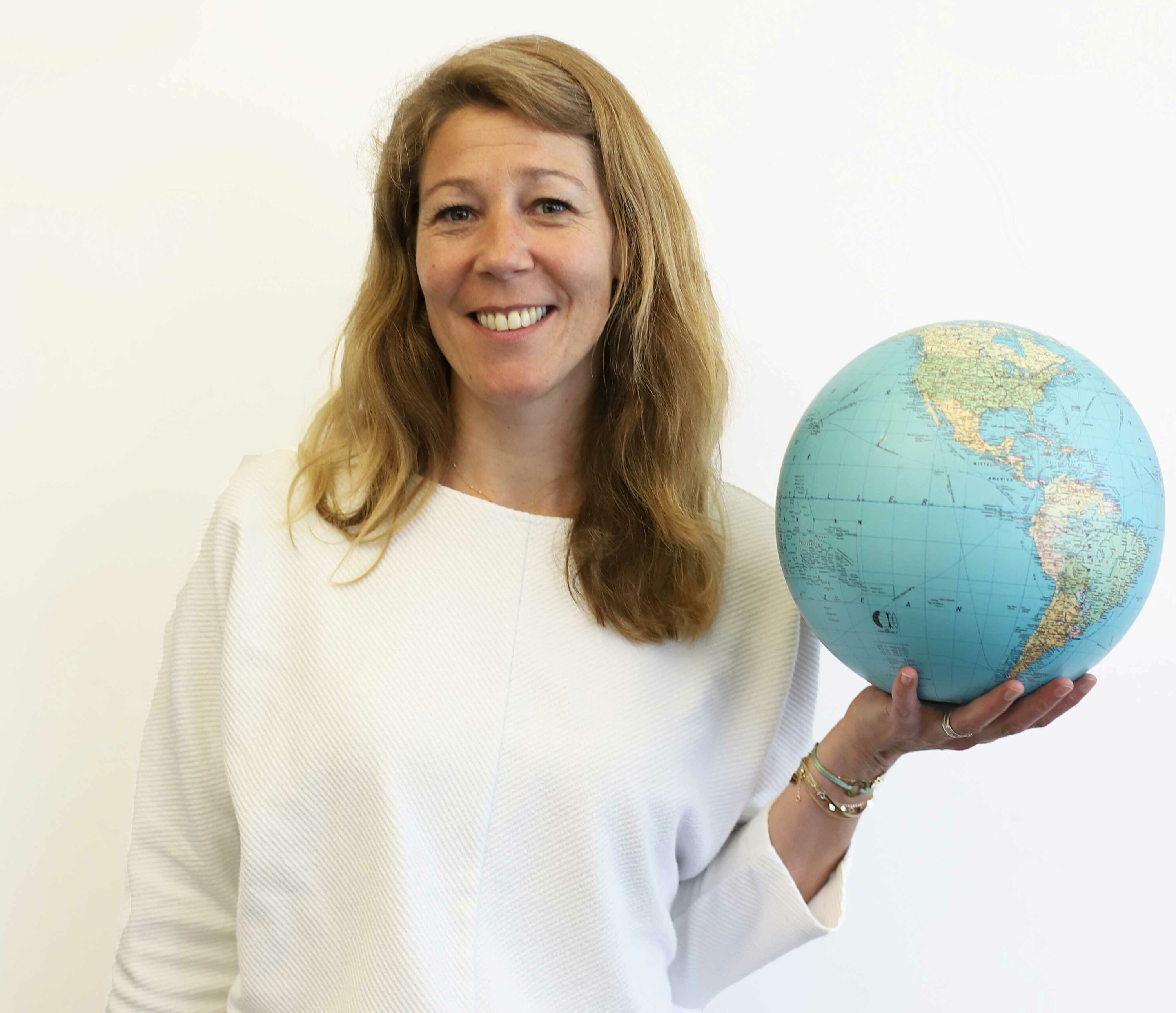 Team MYBLUEPLANET Carole de Bazignan hält Planet weisser Hintergrund