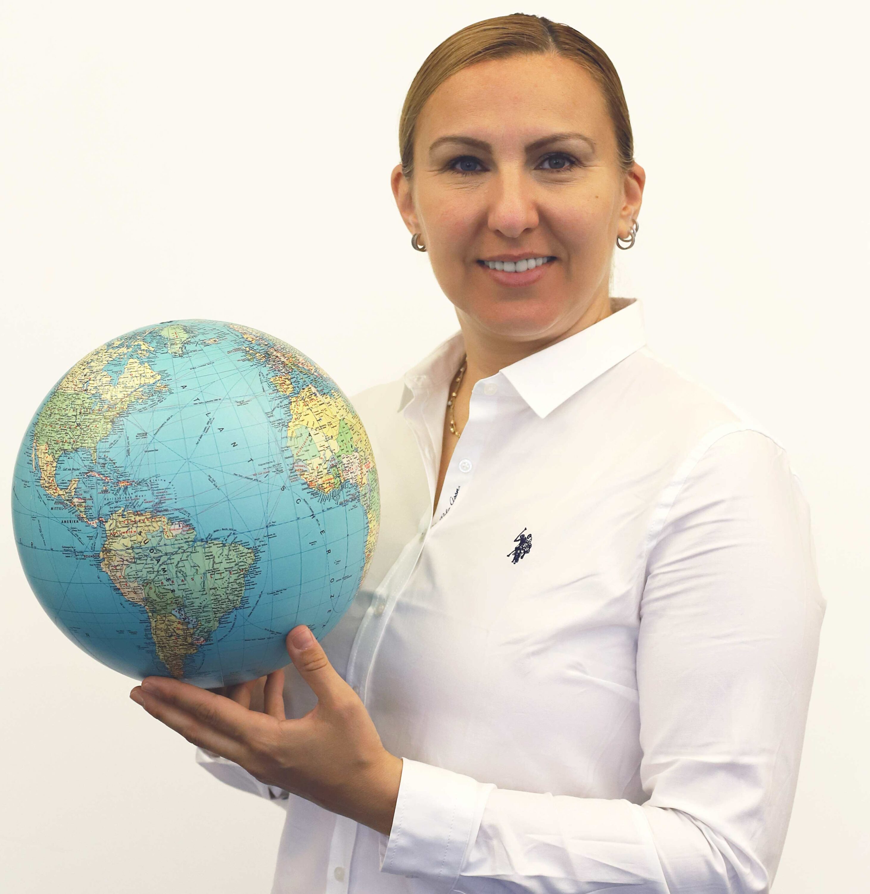 Team MYBLUEPLANET Cemile Yildiz hält Planet weisser Hintergrund