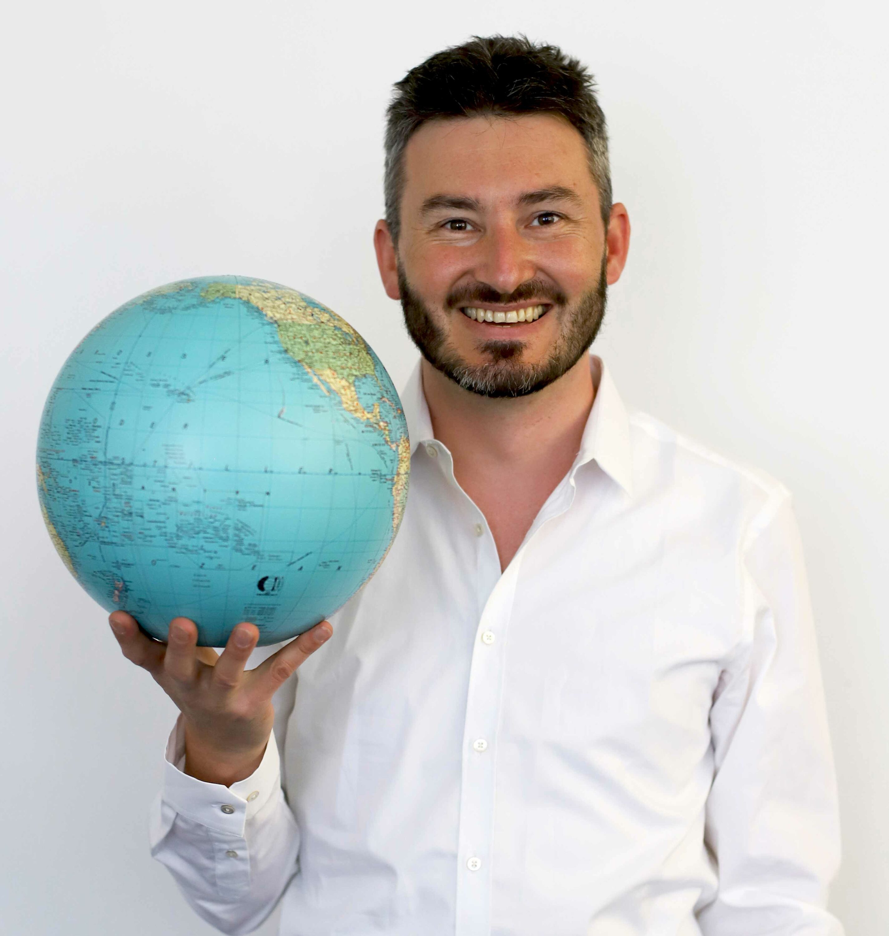 Team MYBLUEPLANET Dietmar Kohler hält Planet weisser Hintergrund