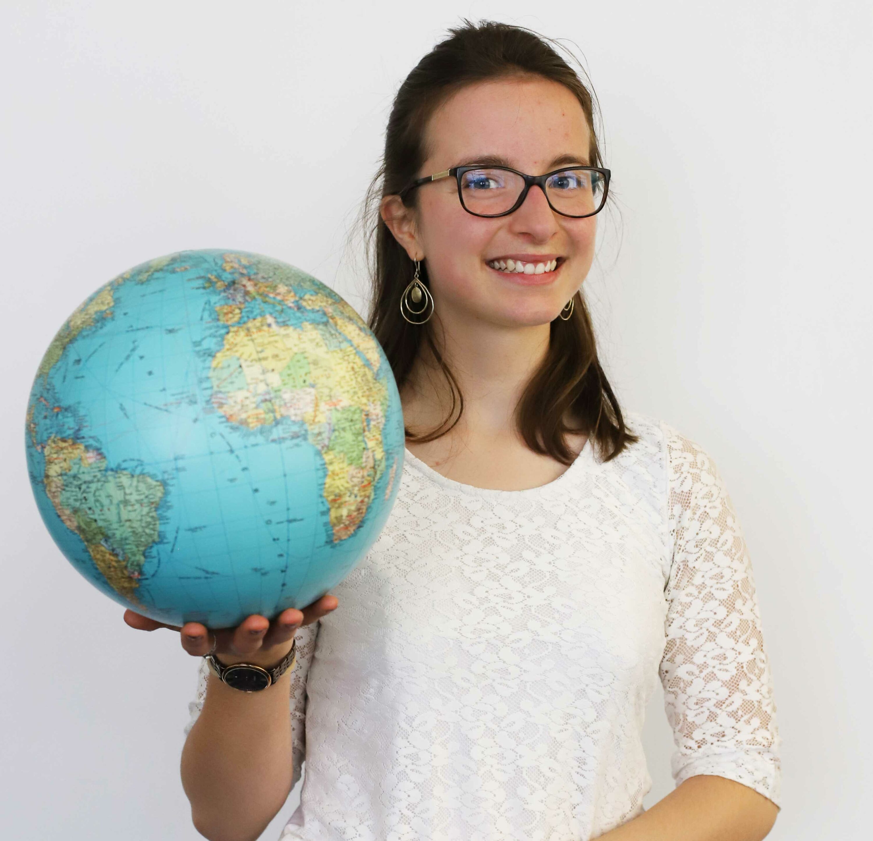 Team MYBLUEPLANET Juliette Aymon hält Planet weisser Hintergrund