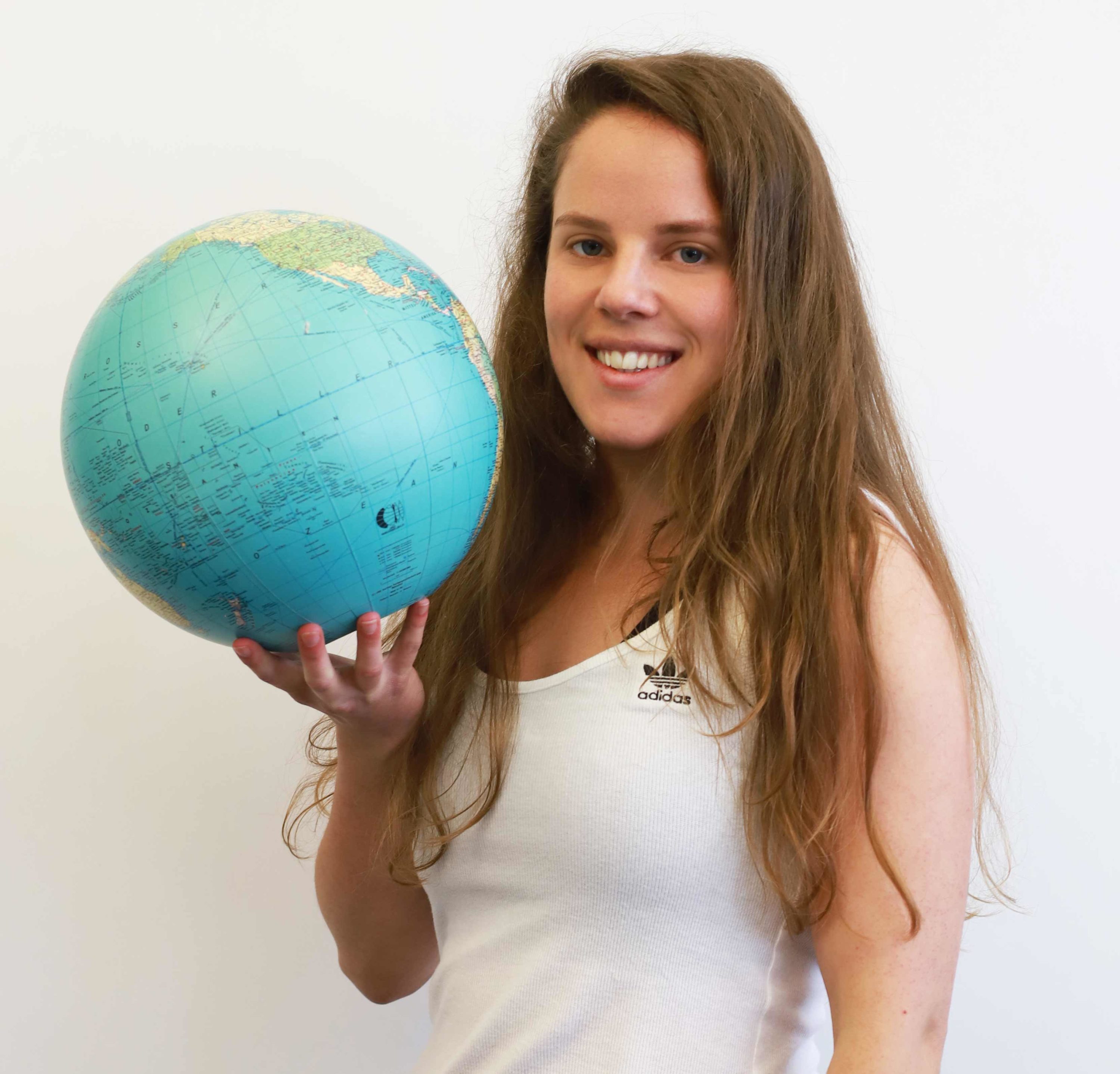 Team MYBLUEPLANET Djamelia Haas hält Planet weisser Hintergrund