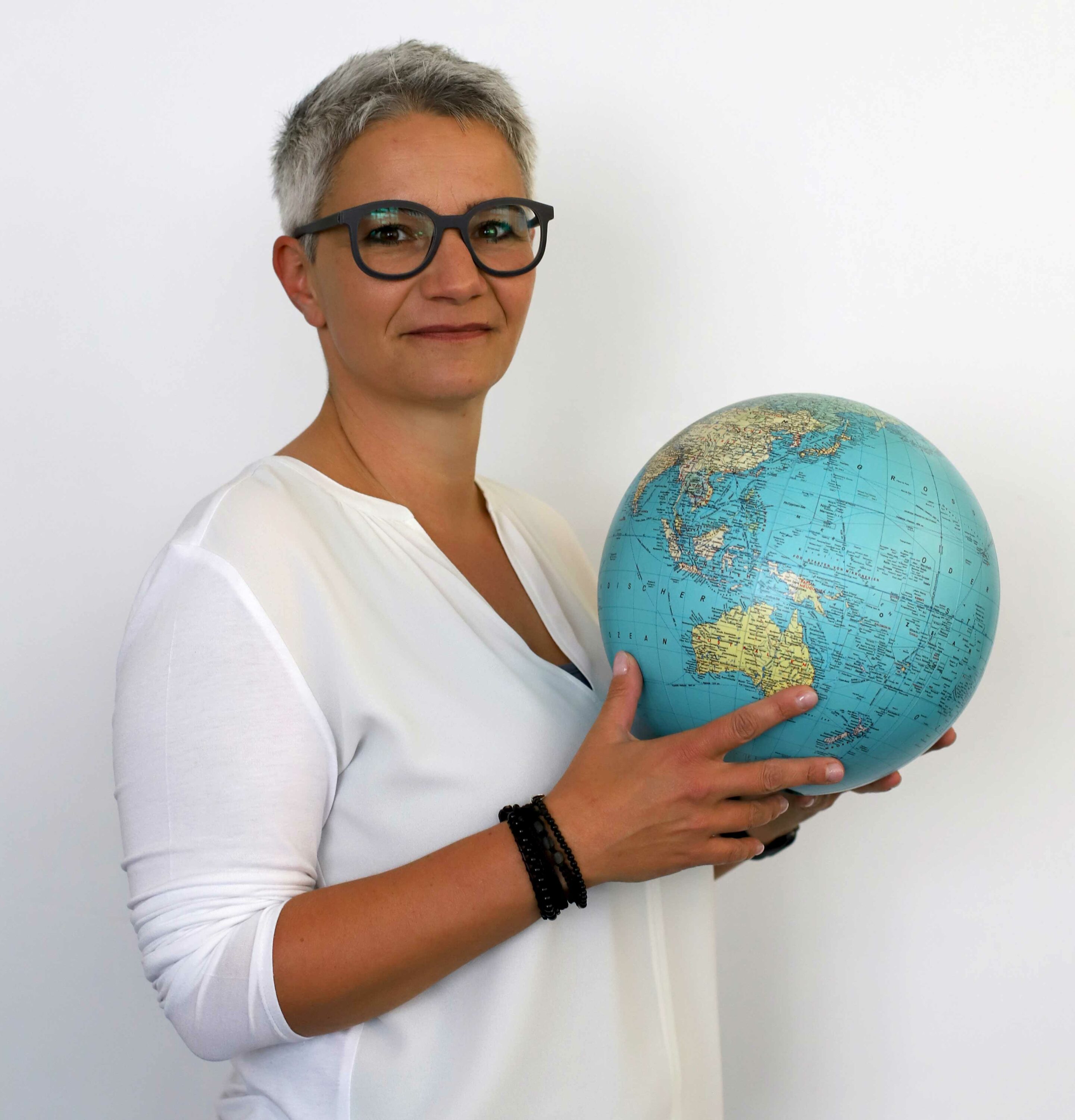 Team MYBLUEPLANET Marion Jarusel hält Planet weisser Hintergrund