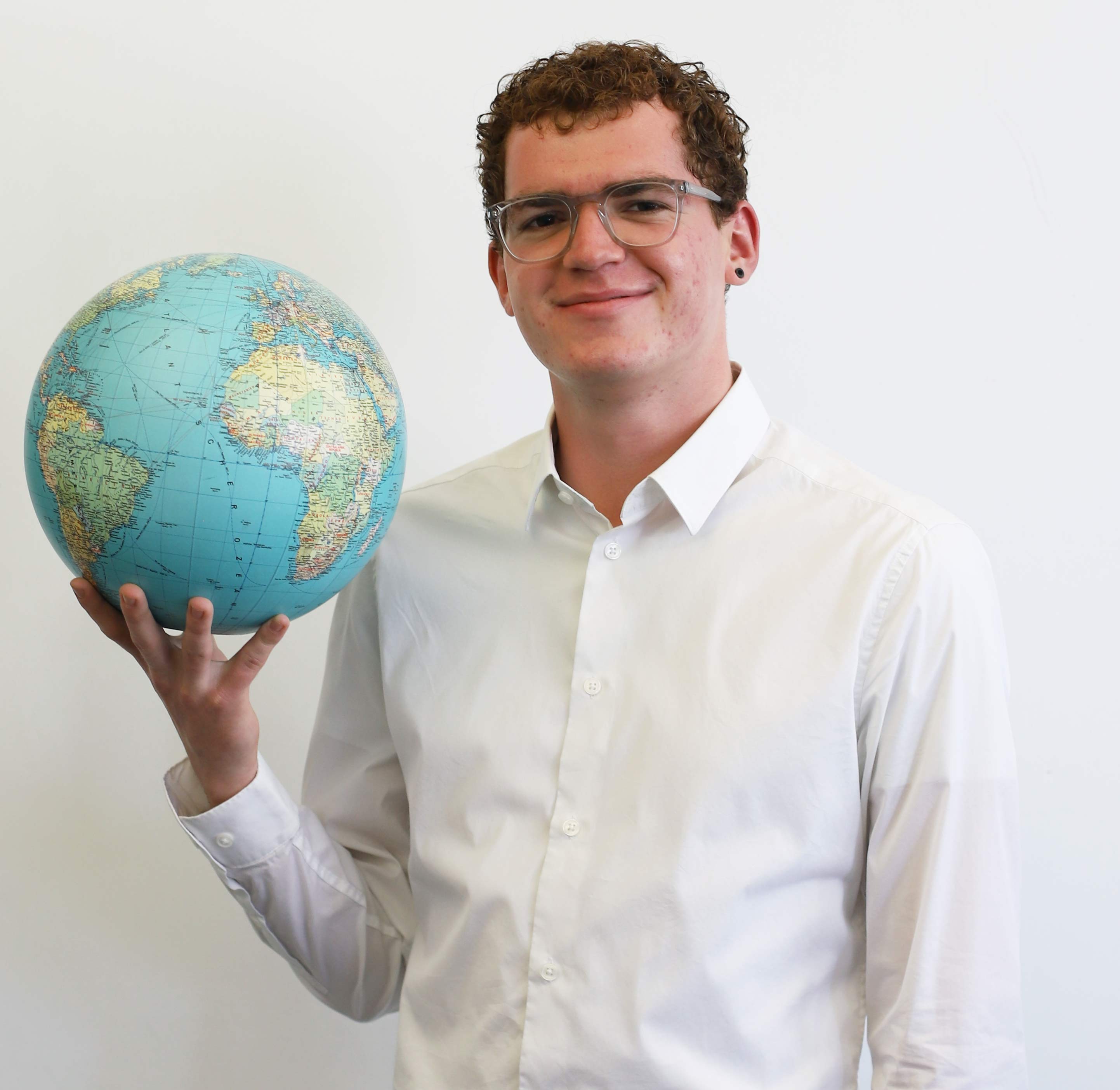 Team MYBLUEPLANET Nick Wegmann hält Planet weisser Hintergrund