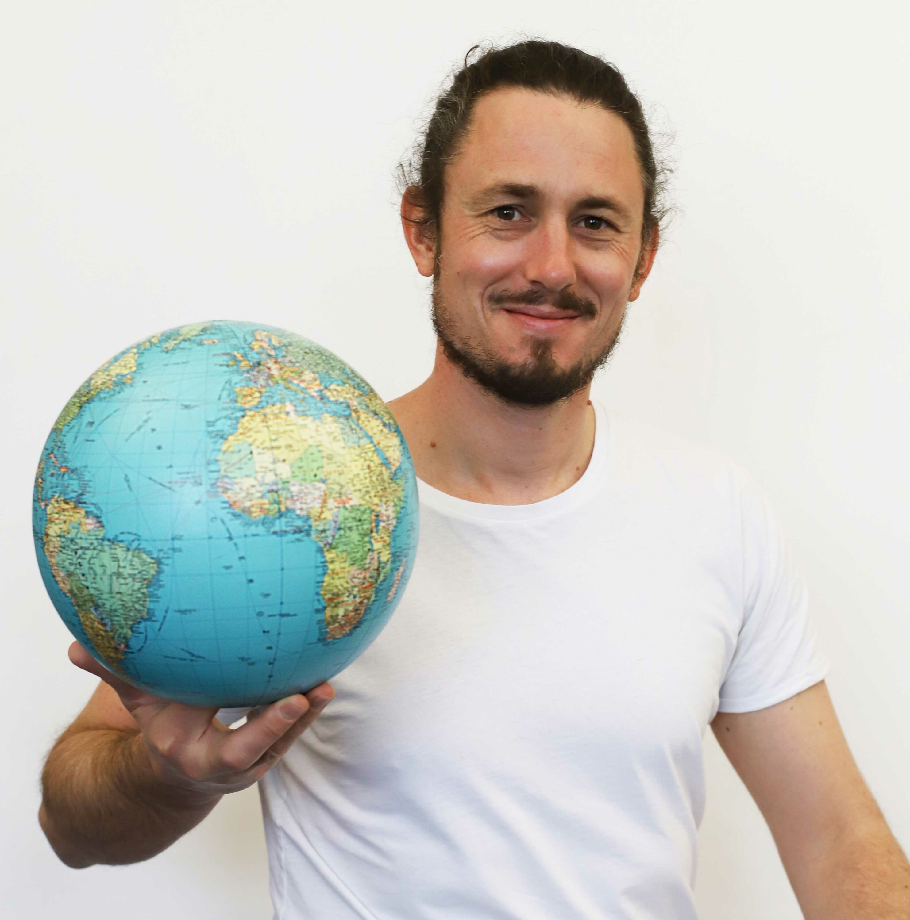 Team MYBLUEPLANET Pascal Quaiser hält Planet weisser Hintergrund
