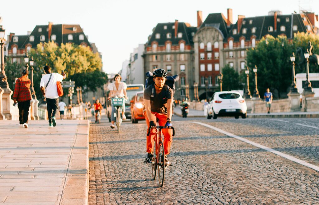Fahrrad Stadt Eile beschäftigt Autos urban Kurier