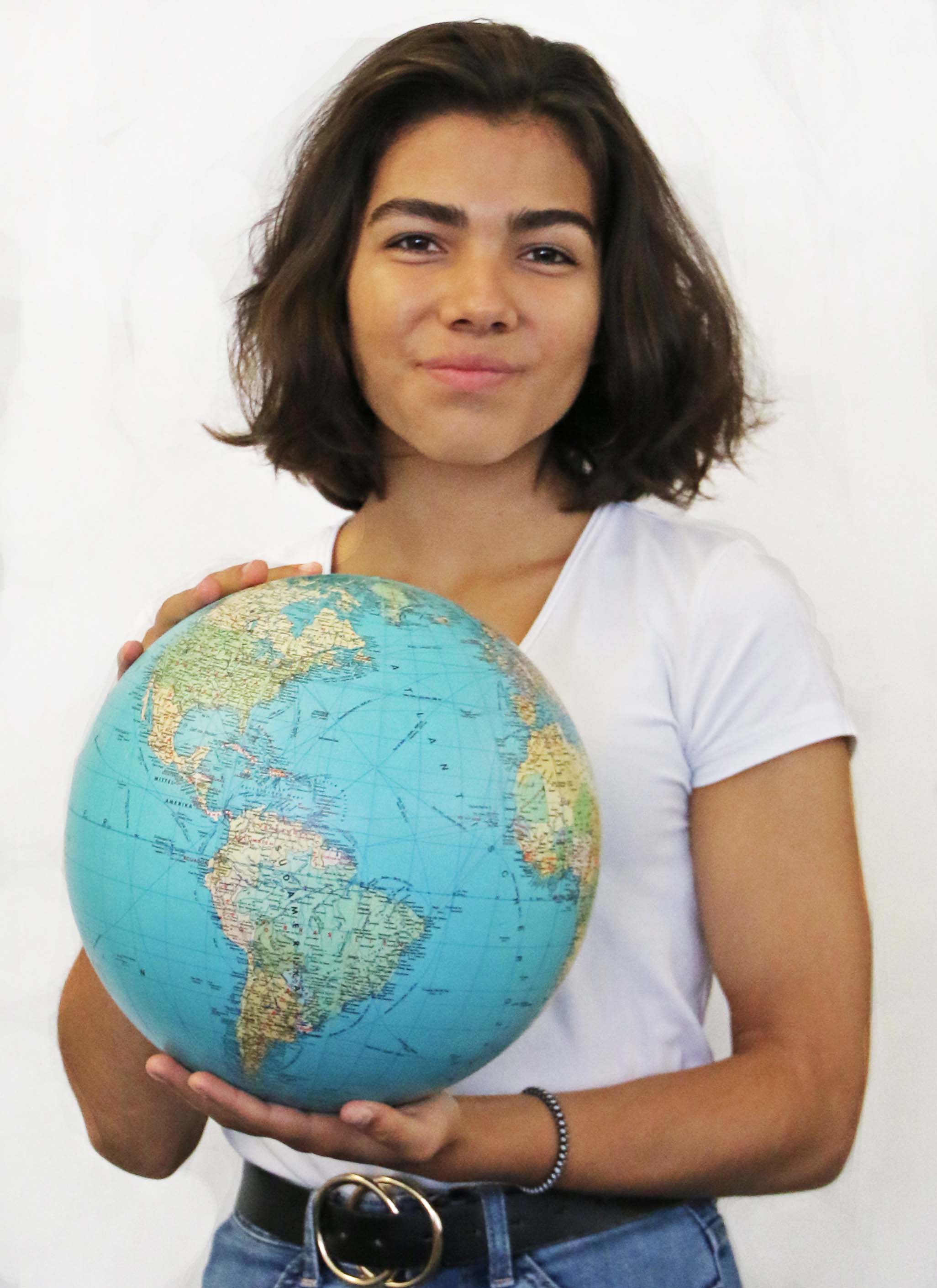 Team Myblueplanet Emilie Miller hält Planet weisser Hintergrund