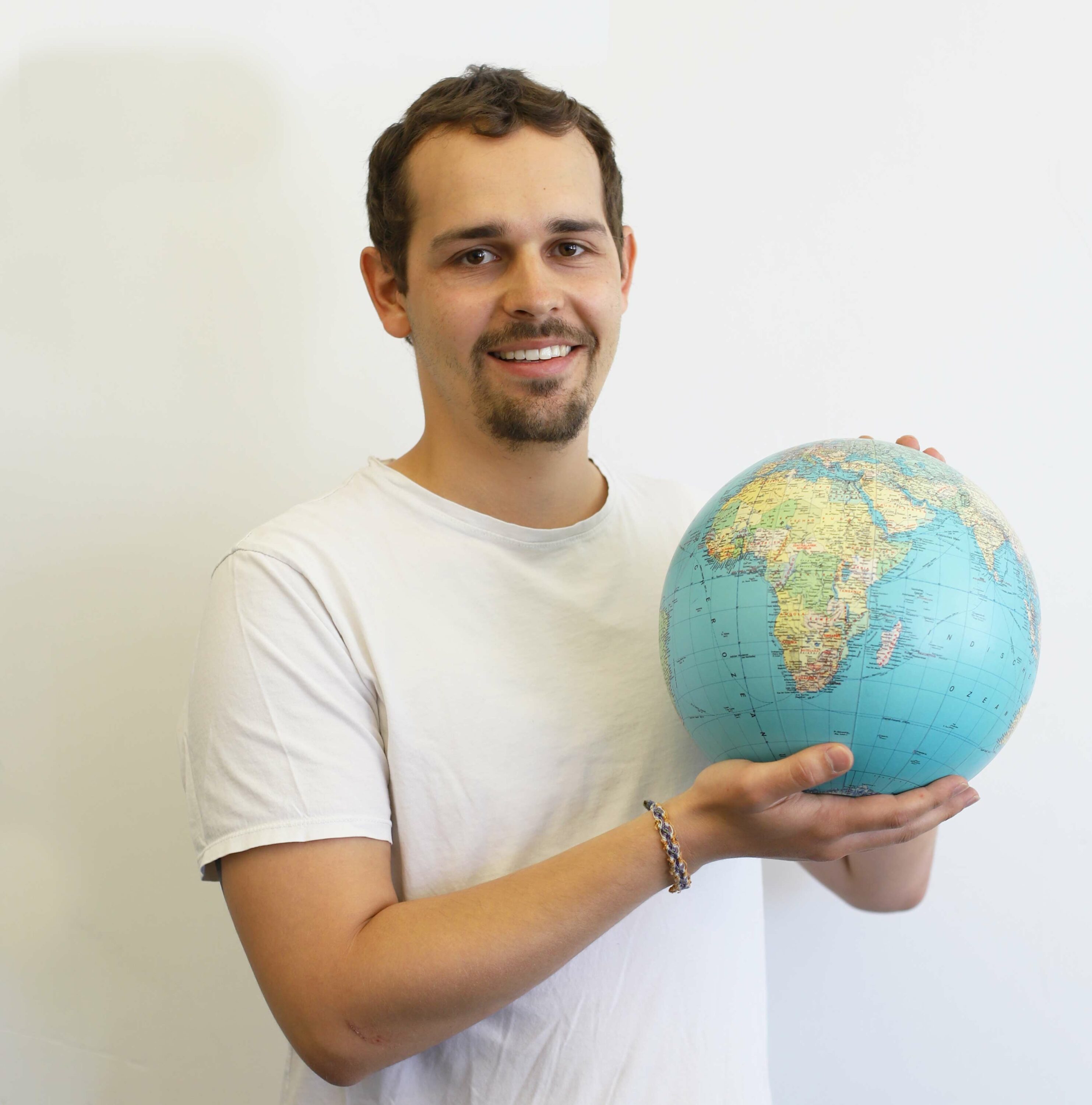 Team Myblueplanet Luca Kanuga hält Planet weisser Hintergrund