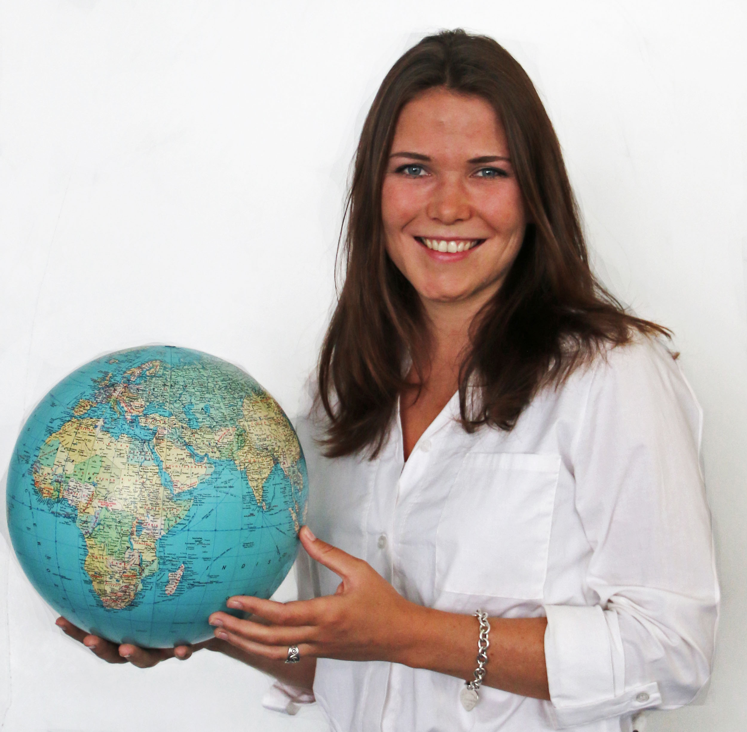 Team Myblueplanet Nadine Stähli hält Planet weisser Hintergrund