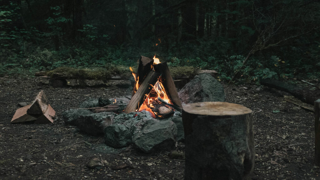 Bräteln Feuer Stelle Abend draussen kühl Holz