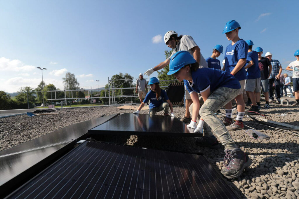 Baustellentag Klimaschule Handwerker Solaranlage blau draussen Kinder Jugend Eglisau