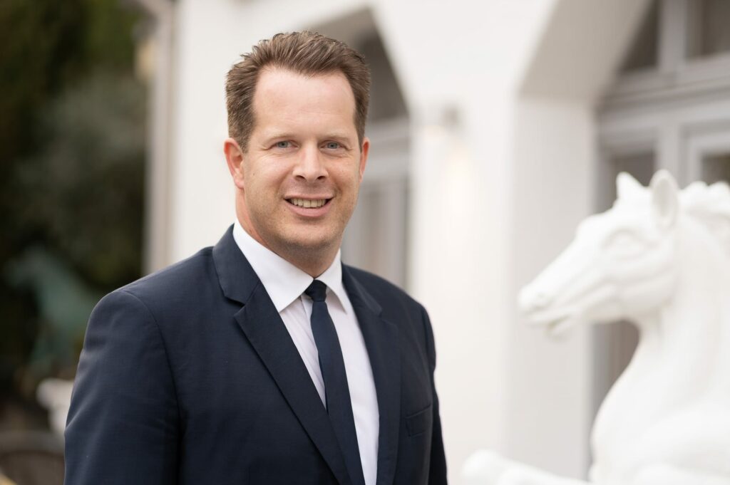 Portrait Mann weiss Hintergrund Pferd Statue