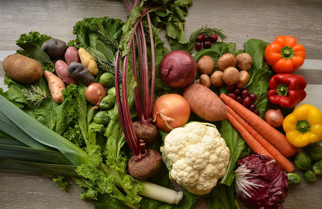 Gemüse divers mehrfarbig Holztisch