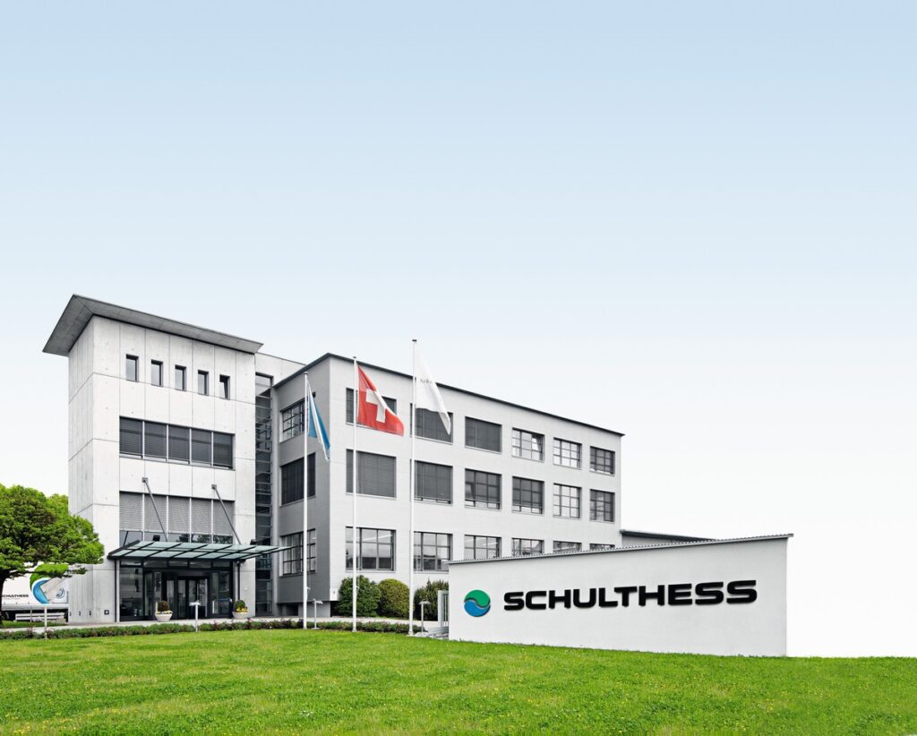 Gebäude Schulthess Maschinen AG grün rasen Flaggen urban blauer Himmel