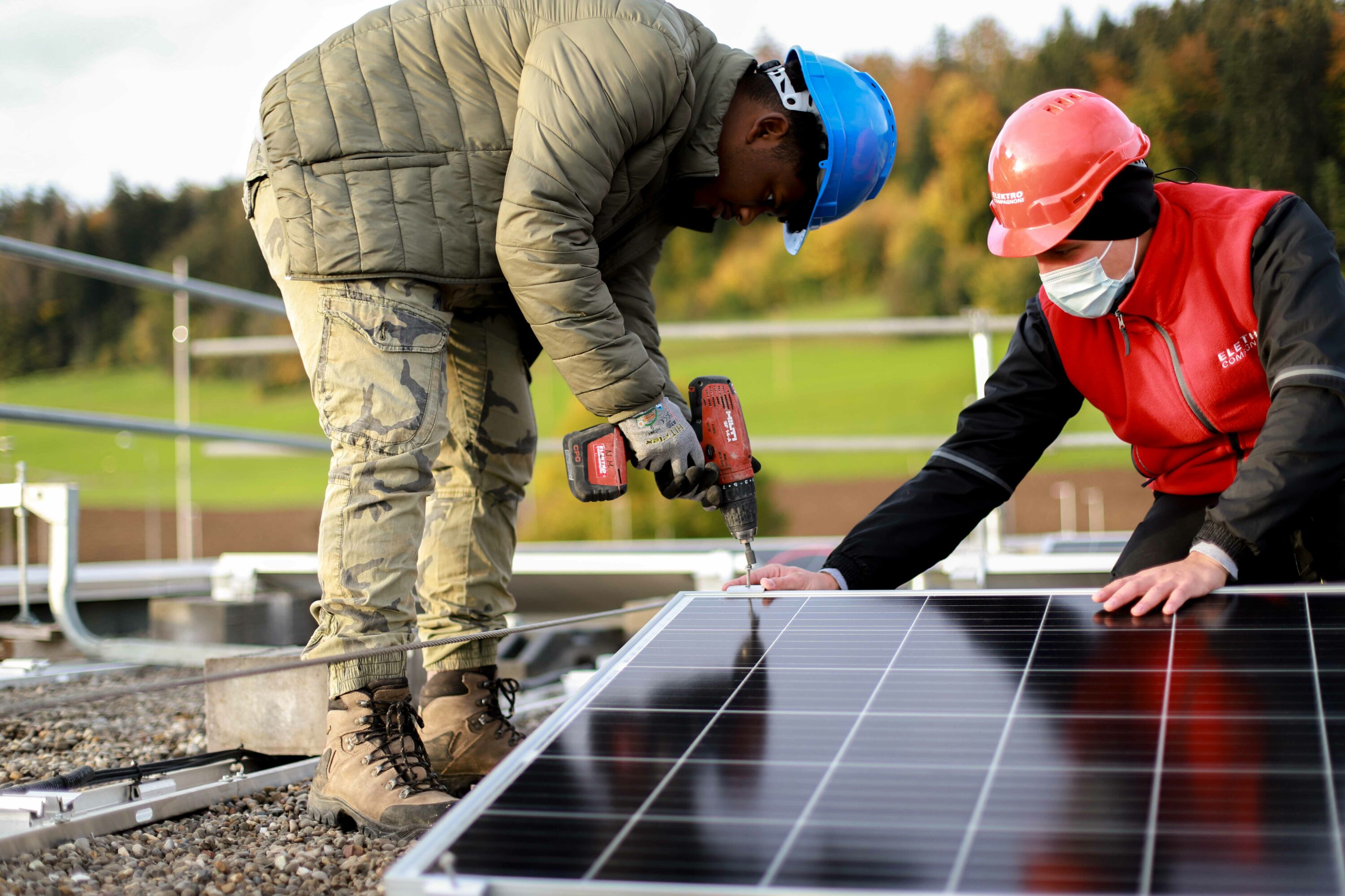 Zwei Handwerker Installieren Solaranlage auf dem Dach