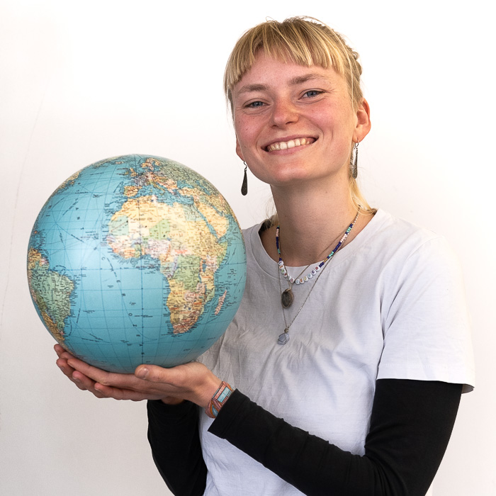Team MYBLUEPLANET Tanja Gerstenberger hält Planet weisser Hintergrund